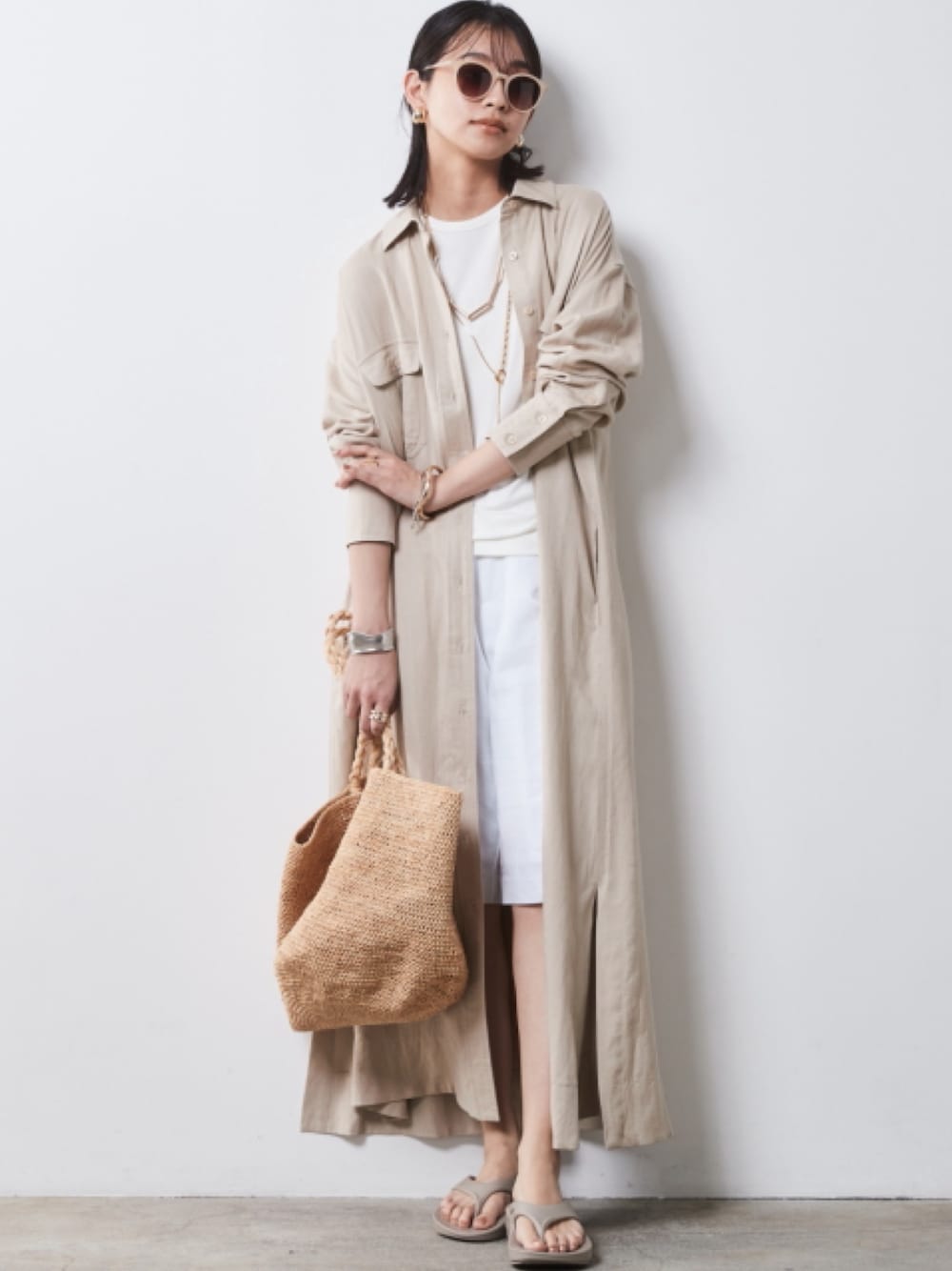 「モデル、キレイめ、きれいめカジュアル、夏コーデ、レギュラー、大きいサイズレディースファッション、CHIC STYLE、Linen Mix、Summer Outer」｜「CHIC STYLEの大きいサイズ アメリカンスリーブタンクトップ シックスタイル（タンクトップ、ホワイト系）」を使った、nissen Smile Modelsさん（レディース・163cm）の春コーディネートの1枚目の写真