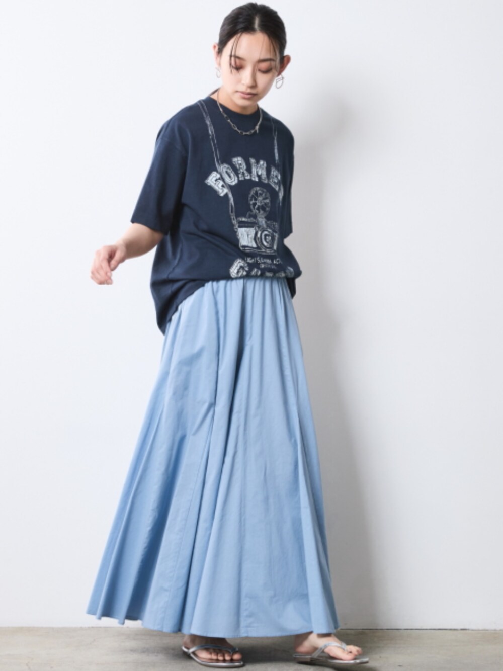 「モデル、T-SHIRT、skirt、blue、きれいめカジュアル、夏コーデ、レギュラー、大きいサイズレディースファッション、CHIC STYLE、T-shirt」｜「CHIC STYLEの綿100％グラフィックプリントTシャツ＜大きいサイズ有＞シックスタイル（Tシャツ/カットソー、ブルー系）」を使った、nissen Smile Modelsさん（レディース・163cm）の夏コーディネートの1枚目の写真