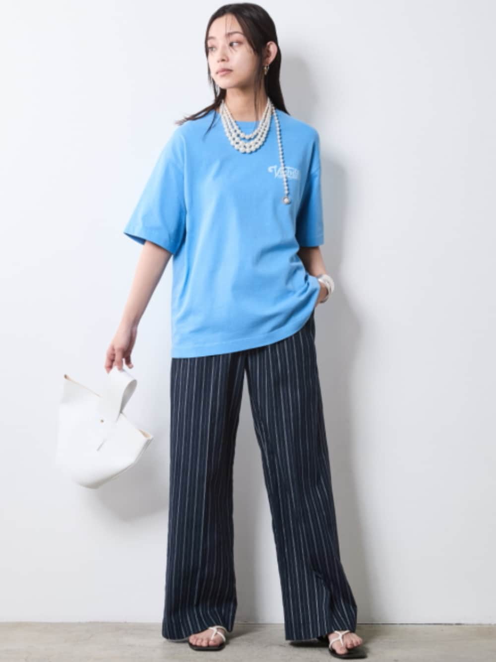 「モデル、T-SHIRT、blue、きれいめカジュアル、stripe、夏コーデ、レギュラー、大きいサイズレディースファッション、CHIC STYLE、T-shirt」｜「CHIC STYLEの後チャーム付3連パール調ネックレス（長め設計）　シックスタイル（ネックレス、ホワイト系）」を使った、nissen Smile Modelsさん（レディース・163cm）の夏コーディネートの1枚目の写真