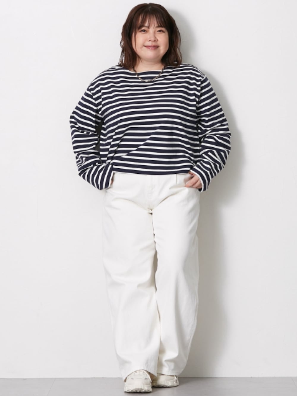 「大きいサイズレディースファッション、モデル、ぽっちゃり、CHIC STYLE、夏コーデ、きれいめカジュアル、キレイめ、150cm台コーデ」｜「CHIC STYLEの大きいサイズ 綿100％タックバギーデニムパンツ シックスタイル（デニムパンツ、ブラック系）」を使った、nissen Smile Modelsさん（レディース・158cm）の春コーディネートの1枚目の写真