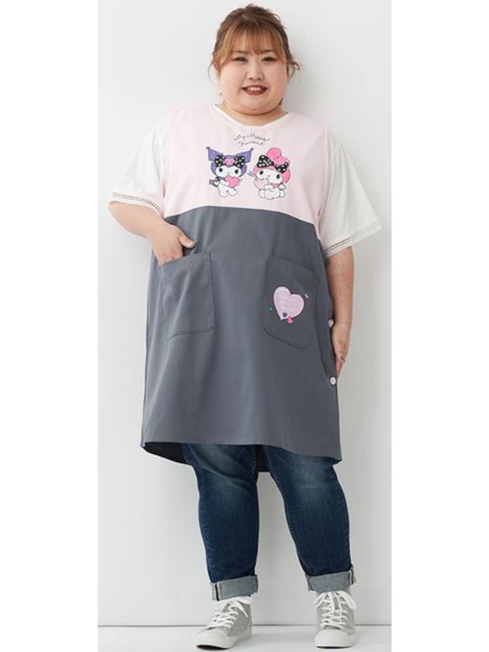 「大きいサイズレディースファッション、モデル、ぽっちゃり」｜「nissenの大きいサイズジャンスカみたいにすっぽり着れるサンリオエプロン（エプロン、ピンク系）」を使った、nissen Smile Modelsさん（レディース・155cm）の夏コーディネートの1枚目の写真
