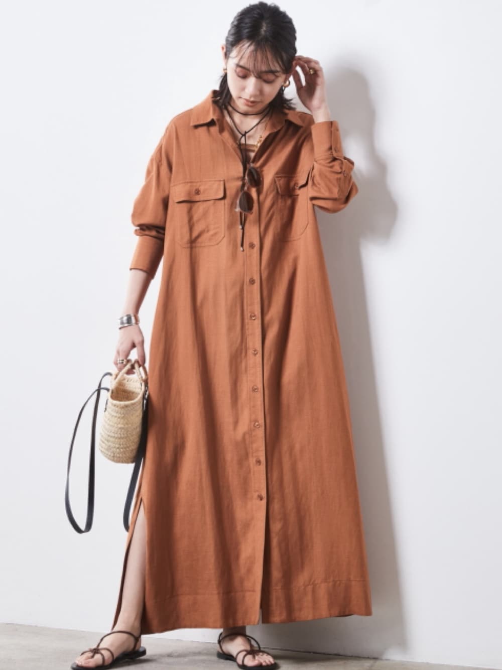 「モデル、キレイめ、きれいめカジュアル、夏コーデ、レギュラー、大きいサイズレディースファッション、CHIC STYLE、Linen Mix、Maxi One piece、One piece、Brown」｜「CHIC STYLEの大きいサイズ レーヨン麻マキシシャツワンピース シックスタイル（ワンピース、ブラウン系）」を使った、nissen Smile Modelsさん（レディース・163cm）の春コーディネートの1枚目の写真