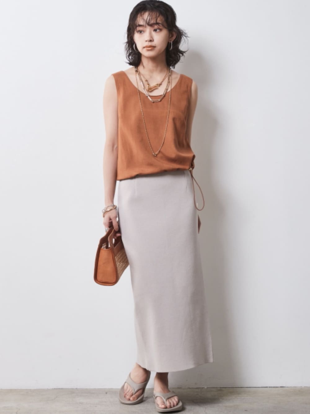 「モデル、skirt、キレイめ、きれいめカジュアル、夏コーデ、レギュラー、大きいサイズレディースファッション、CHIC STYLE、Linen Mix、Skirt」｜「CHIC STYLEの大きいサイズ レーヨン麻ノースリーブブラウス シックスタイル（キャミソール、ブラウン系）」を使った、nissen Smile Modelsさん（レディース・163cm）の春コーディネートの1枚目の写真