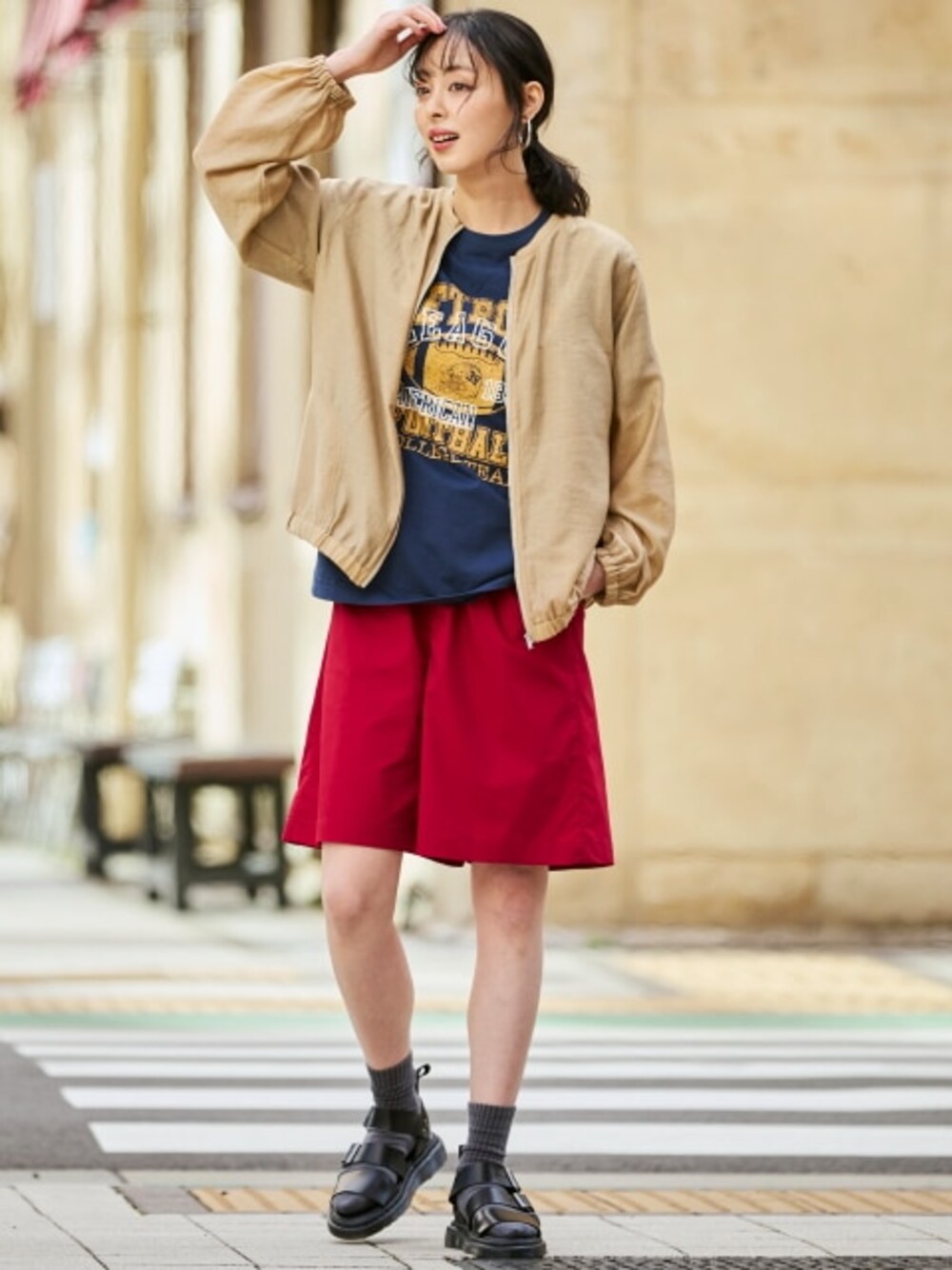 ベージュ系のノーカラージャケット、レッド系のその他パンツを着用したレディースの夏コーディネートの1枚目の写真