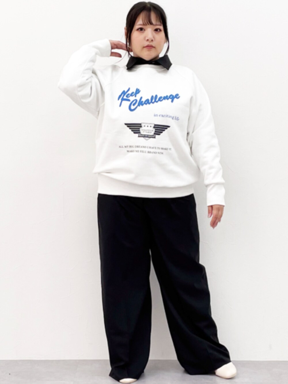 「大きいサイズレディースファッション、モデル、ぽっちゃり、CHIC STYLE、150cm台コーデ」｜「CHIC STYLEの大きいサイズロゴプリント裏起毛トレーナーシックスタイル（スウェット、ホワイト系）」を使った、nissen Smile Modelsさん（レディース・157cm）の秋コーディネートの1枚目の写真