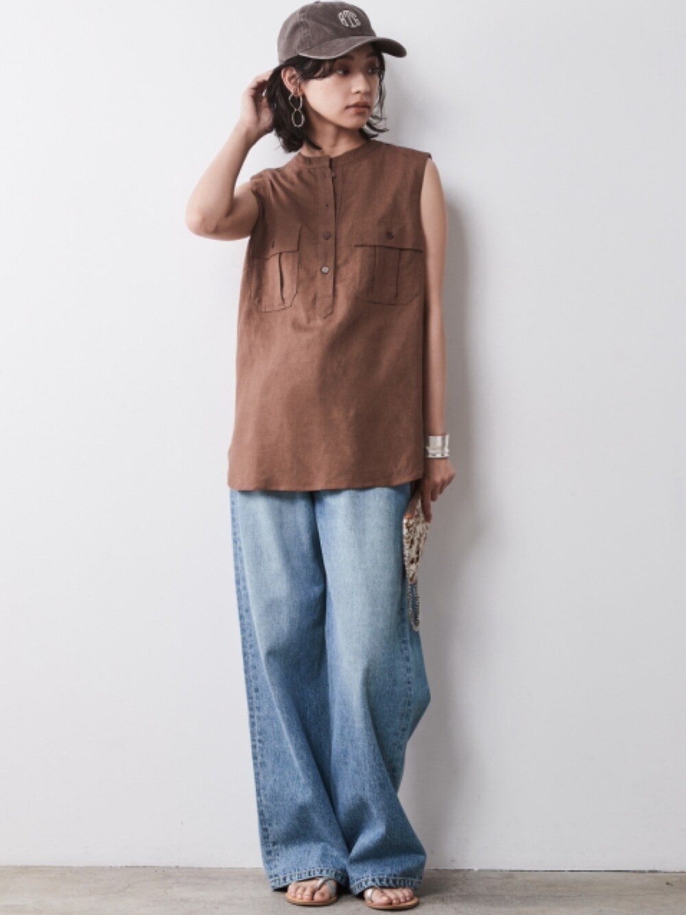 「denim、モデル、キレイめ、BROWN、きれいめカジュアル、夏コーデ、レギュラー、大きいサイズレディースファッション、CHIC STYLE、Linen Mix」｜「CHIC STYLEの大きいサイズ 綿100％タックバギーデニムパンツ シックスタイル（デニムパンツ、ブルー系）」を使った、nissen Smile Modelsさん（レディース・163cm）の春コーディネートの1枚目の写真