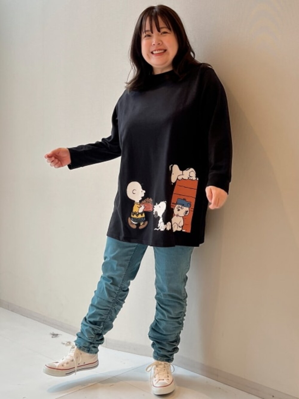 「大きいサイズレディースファッション、モデル、ぽっちゃり、冬コーデ、pattok、150cm台コーデ」｜「nissenの大きいサイズ　シャーリングすごのびストレッチデニムスリムパンツ（チュニック用）（ゆったりヒップ）（パンツ、ブルー系）」を使った、nissen Smile Modelsさん（レディース・158cm）の秋コーディネートの1枚目の写真