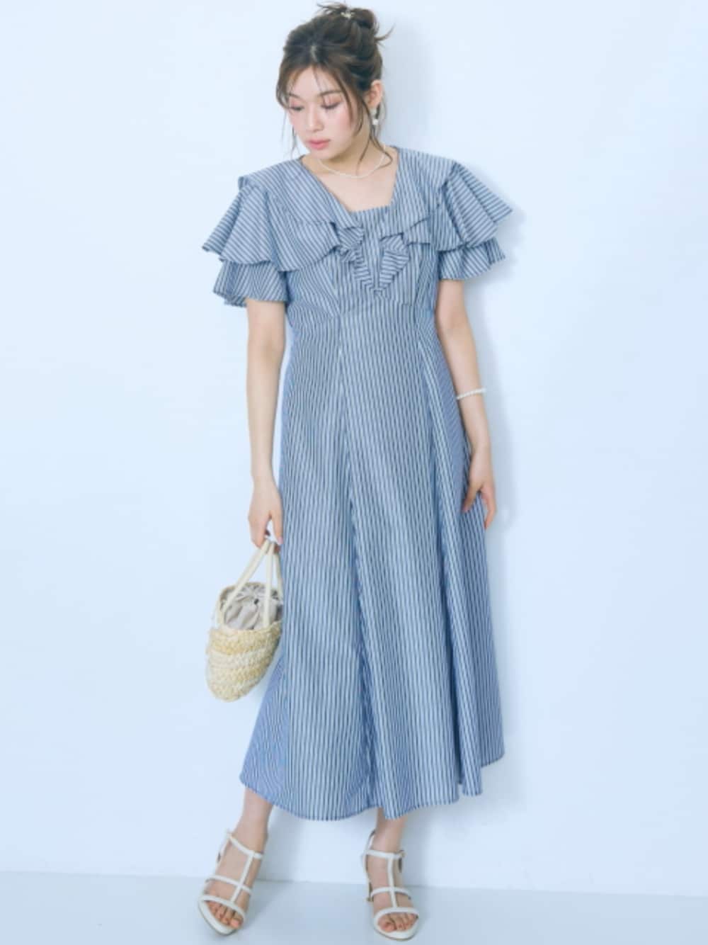 「大きいサイズレディースファッション、モデル、レギュラー、夏コーデ、marun、かわいい」｜「marunの＜大きいサイズ＞フリルデザインストライプワンピース　marun（ワンピース、ブルー系）」を使った、nissen Smile Modelsさん（レディース・166cm）の春コーディネートの1枚目の写真