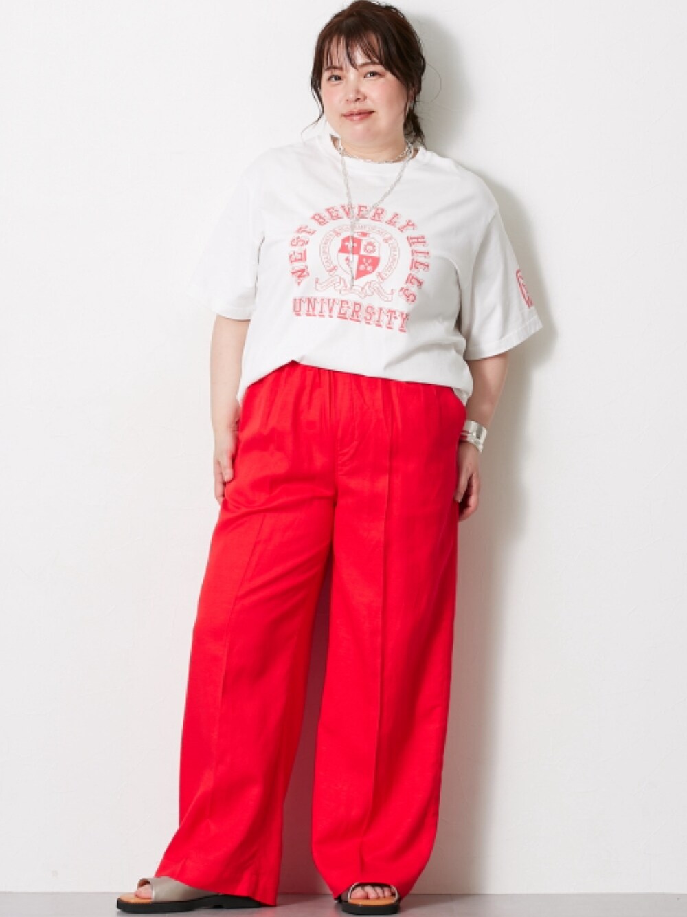 ホワイト系のTシャツ/カットソー、レッド系のその他パンツを着用したレディースの春コーディネートの1枚目の写真