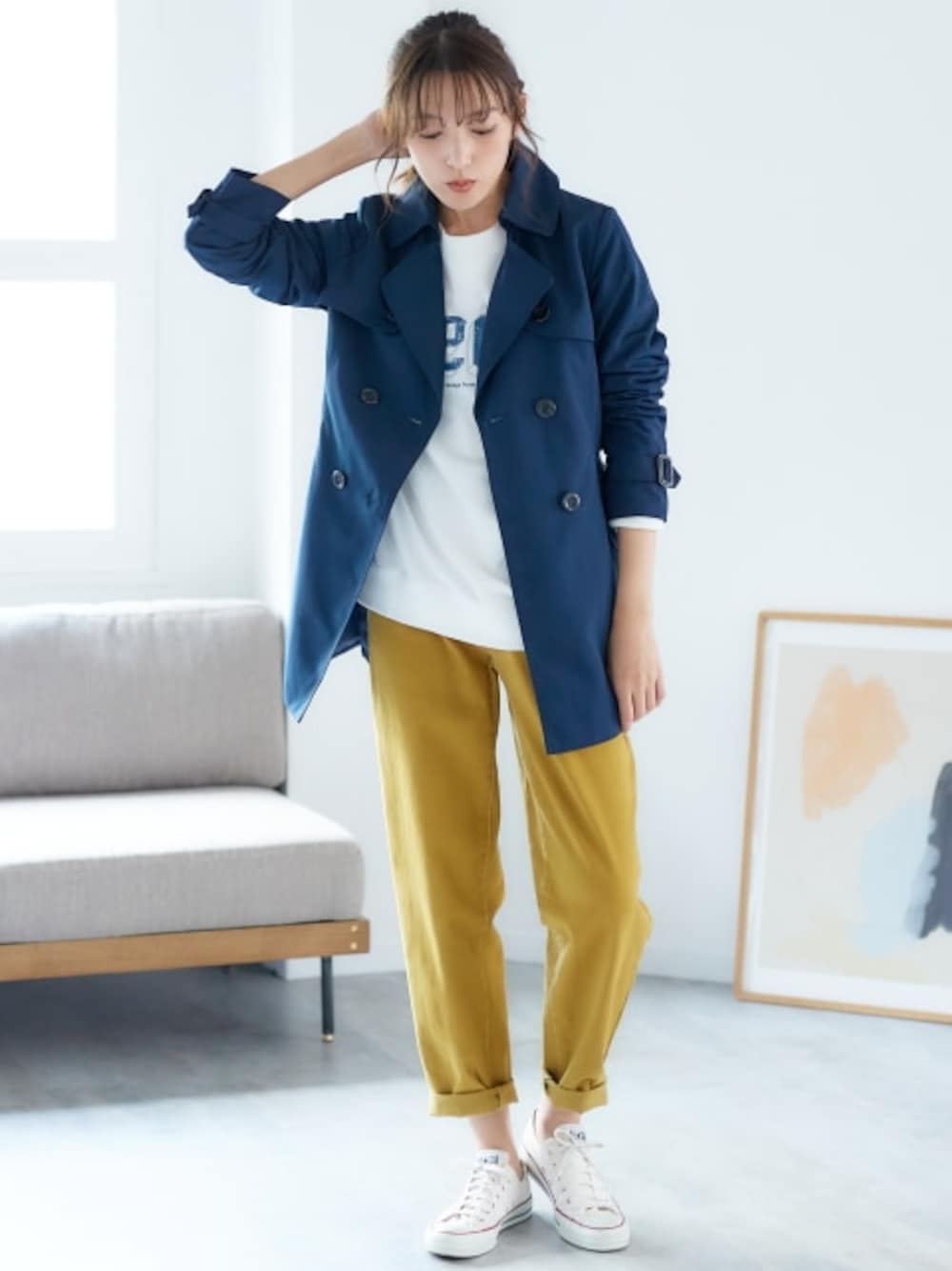 「大きいサイズレディースファッション、モデル、レギュラー、春コーデ、Smile Land、きれいめ」｜「nissenの大きいサイズ  ショートトレンチコート（はっ水）（トレンチコート、ブルー系）」を使った、nissen Smile Modelsさん（レディース・170cm）の冬コーディネートの1枚目の写真
