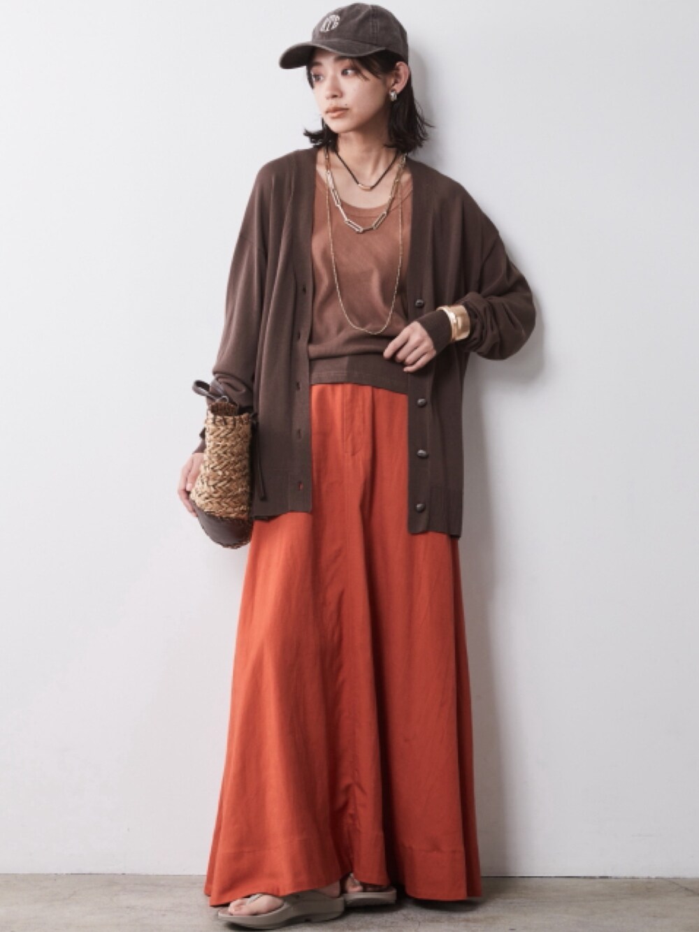 「モデル、キレイめ、きれいめカジュアル、夏コーデ、cardigan、maxi skirt、レギュラー、大きいサイズレディースファッション、CHIC STYLE、Linen Mix」｜「CHIC STYLEの大きいサイズ レーヨン麻フレアマキシスカート シックスタイル（スカート、オレンジ系）」を使った、nissen Smile Modelsさん（レディース・163cm）の春コーディネートの1枚目の写真