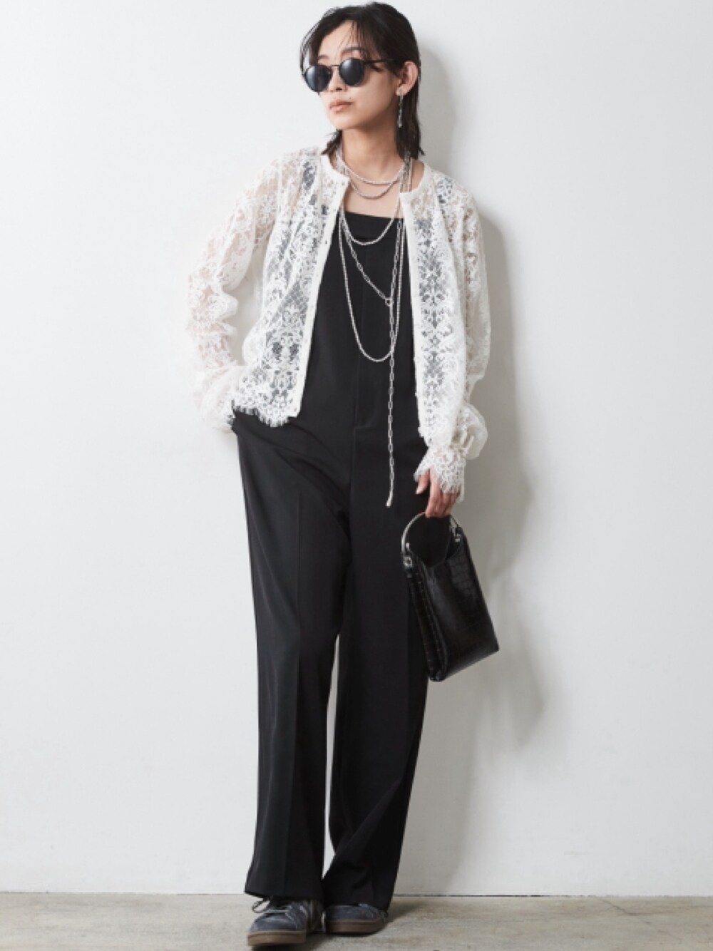 「大きいサイズレディースファッション、モデル、レギュラー、CHIC STYLE、夏コーデ、きれいめカジュアル、White×Black、Race、Summer Outer、Cardigan、Monotone、Sheer」｜「CHIC STYLEの大きいサイズ レースカーディガン シックスタイル（カーディガン/ボレロ、ホワイト系）」を使った、nissen Smile Modelsさん（レディース・163cm）の夏コーディネートの1枚目の写真