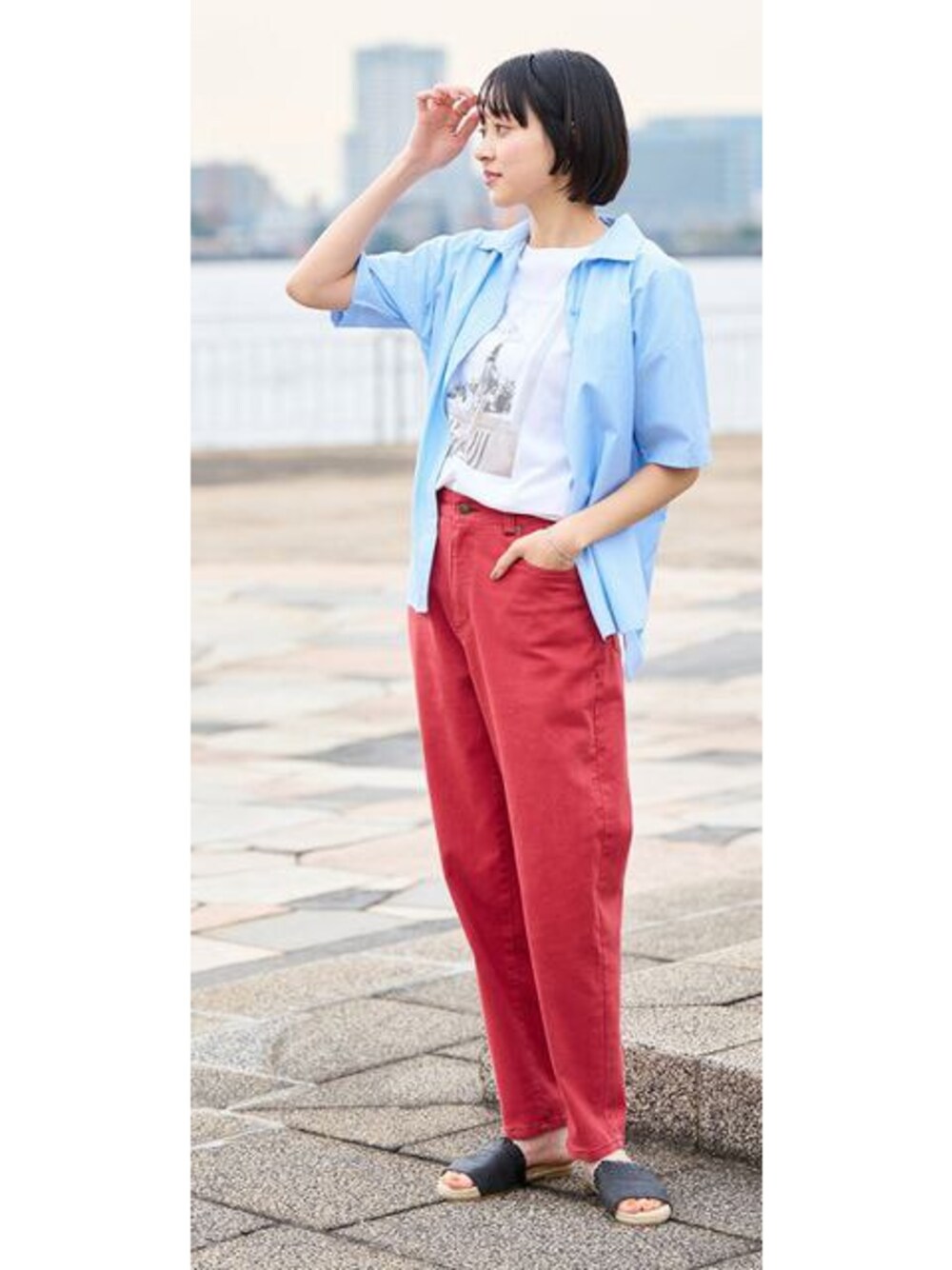 ブルー系のシャツ/ブラウス、レッド系のデニムパンツを着用したレディースの春コーディネートの1枚目の写真