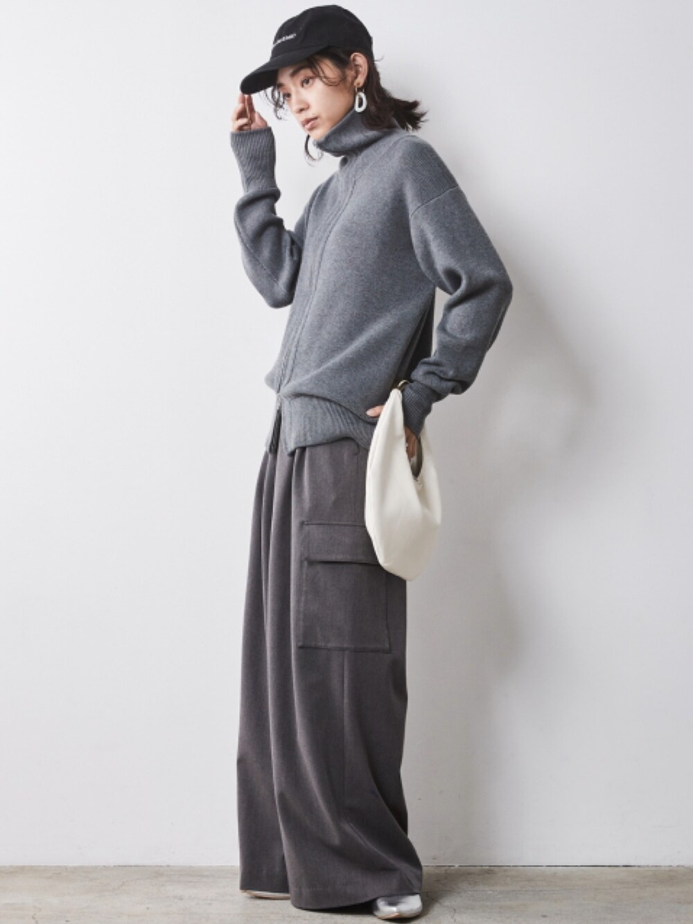 「大きいサイズレディースファッション、モデル、レギュラー、CHIC STYLE、秋コーデ、きれいめカジュアル、Gray、Knit、High neck」｜「CHIC STYLEのタックワイドパンツ シックスタイル（大きいサイズ対応）（スラックス、グレー系）」を使った、nissen Smile Modelsさん（レディース・163cm）の秋コーディネートの1枚目の写真