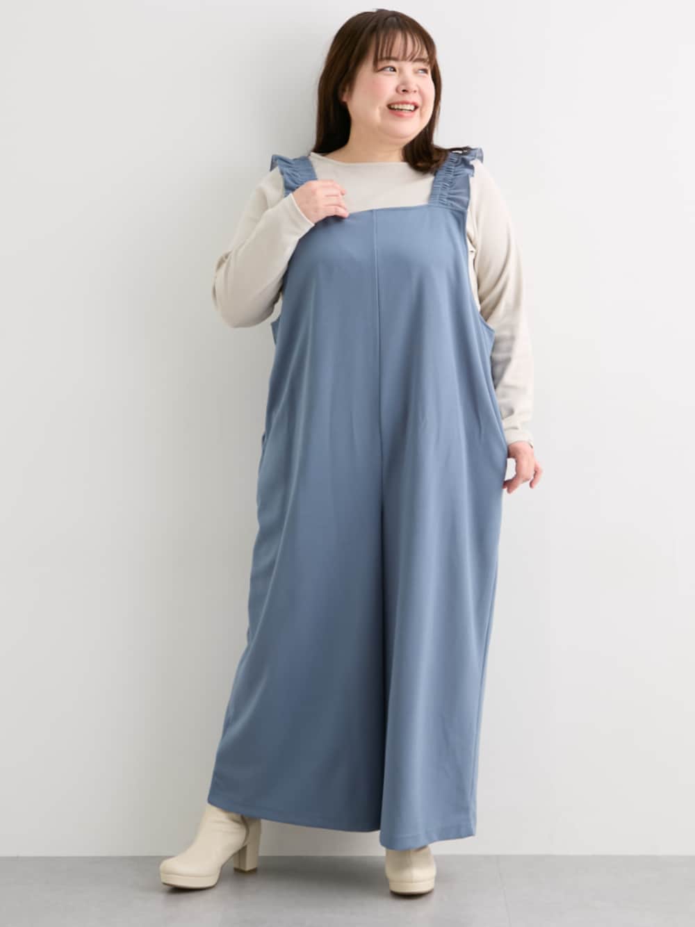 「大きいサイズレディースファッション、モデル、ぽっちゃり、春コーデ、150cm台コーデ、366BASIC」｜「nissenの大きいサイズ ゆるシルエットショルダーフリルオールインワン（オールインワン・サロペット、ブルー系）」を使った、nissen Smile Modelsさん（レディース・158cm）の冬コーディネートの1枚目の写真