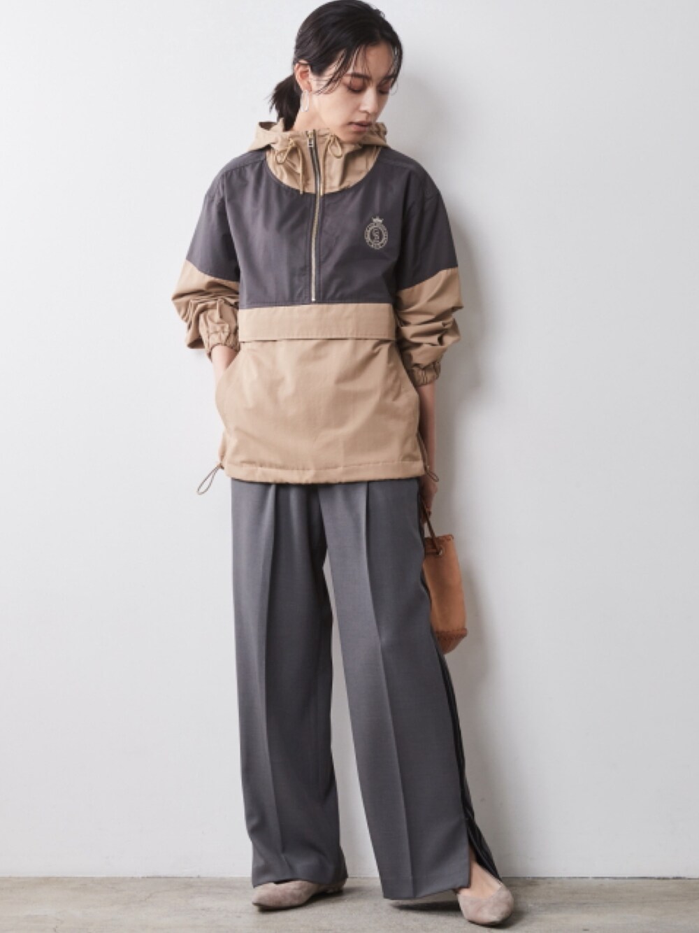 「大きいサイズレディースファッション、モデル、レギュラー、秋コーデ、CHIC STYLE、きれいめカジュアル、hoodie、Sports mix」｜「CHIC STYLEの大きいサイズ サイドラインスラックス シックスタイル（スラックス、グレー系）」を使った、nissen Smile Modelsさん（レディース・163cm）の夏コーディネートの1枚目の写真