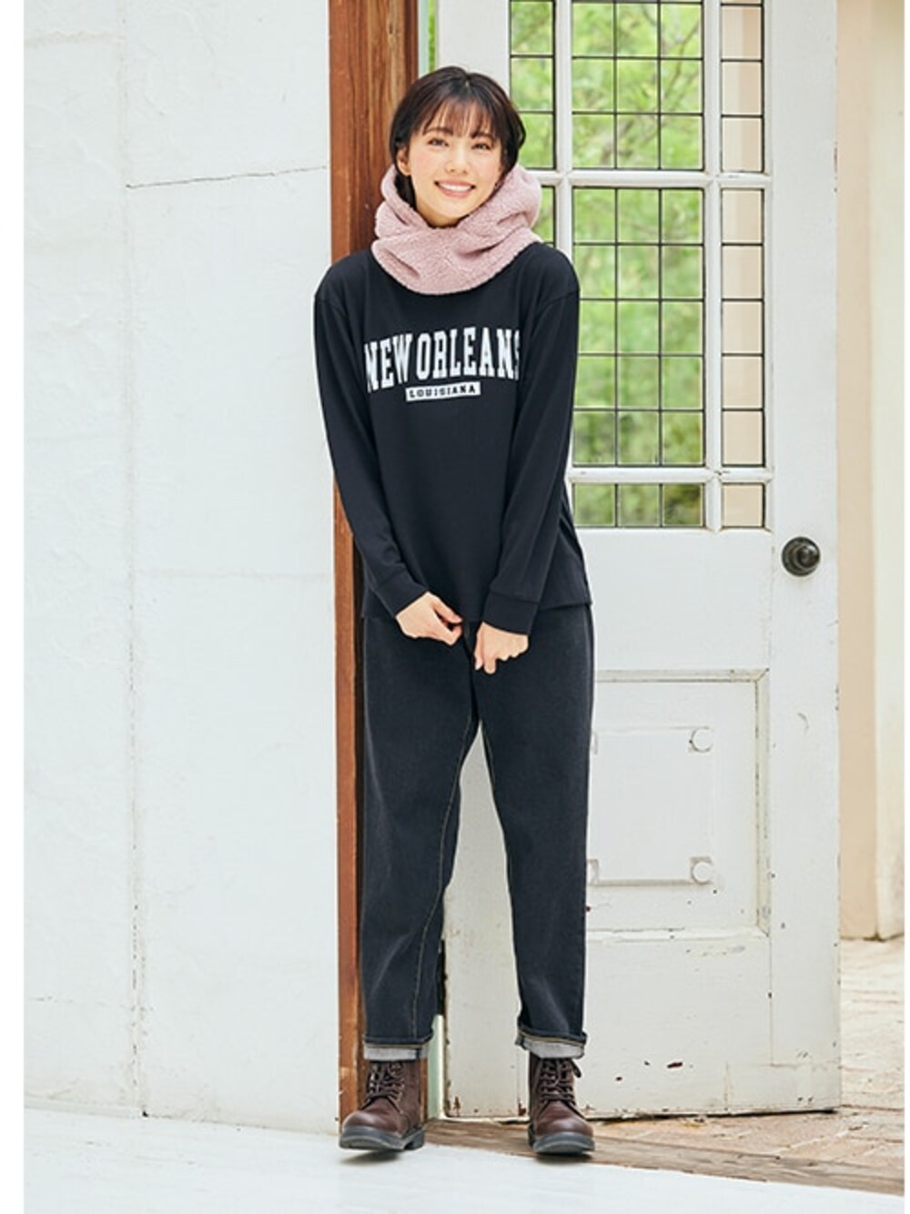 ブラック系のTシャツ/カットソー、ブラウン系のブーツ、ピンク系のマフラーを着用したレディースの秋コーディネートの1枚目の写真