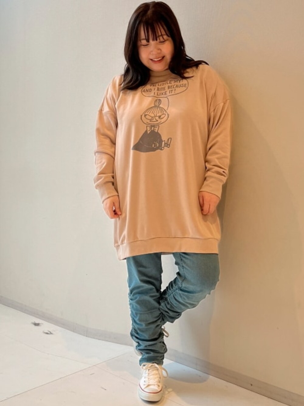 「大きいサイズレディースファッション、モデル、ぽっちゃり、冬コーデ、pattok、150cm台コーデ」｜「nissenの大きいサイズ ムーミンプリントビッグトレーナー（スウェット、ベージュ系）」を使った、nissen Smile Modelsさん（レディース・158cm）の秋コーディネートの1枚目の写真