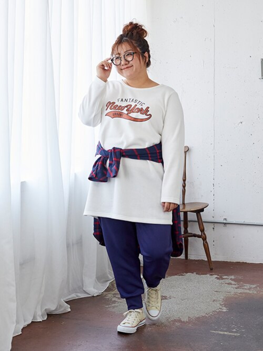「大きいサイズレディースファッション、モデル、ぽっちゃり、150cm台コーデ」｜「nissenの大きいサイズ裏起毛プリントチュニック（チュニック、ホワイト系）」を使った、nissen Smile Modelsさん（レディース・155cm）の秋コーディネートの1枚目の写真