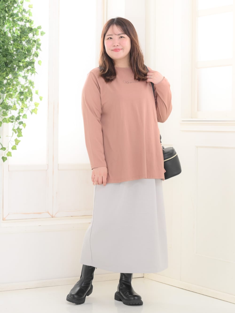 ブルー系のTシャツ/カットソー、ピンク系のチュニックを着用したレディースの秋コーディネートの1枚目の写真