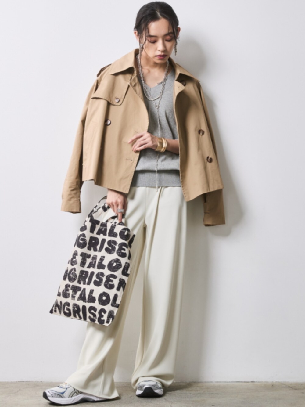 「大きいサイズレディースファッション、モデル、レギュラー、CHIC STYLE、春コーデ、きれいめカジュアル、Coat、Knit、Spring Outer」｜「CHIC STYLEのVネックニットプルオーバー ＜大きいサイズ有＞シックスタイル　（ニット/セーター、グレー系）」を使った、nissen Smile Modelsさん（レディース・163cm）の冬コーディネートの1枚目の写真