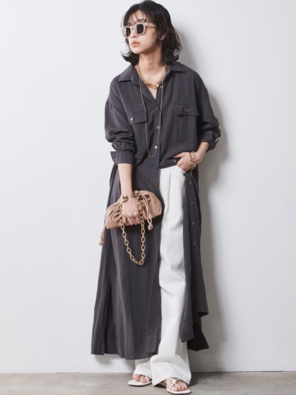 「denim、モデル、キレイめ、きれいめカジュアル、夏コーデ、monotone、レギュラー、大きいサイズレディースファッション、CHIC STYLE、Linen Mix」｜「CHIC STYLEの大きいサイズ 綿100％タックバギーデニムパンツ シックスタイル（デニムパンツ、ブラック系）」を使った、nissen Smile Modelsさん（レディース・163cm）の春コーディネートの1枚目の写真