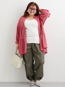 「nissen（ニッセン）の大きいサイズ デザインカーゴパンツ（ゆったりヒップ）（パンツ、グリーン系）」を使った、nissen Smile Modelsさん（レディース・158cm）の春コーディネート