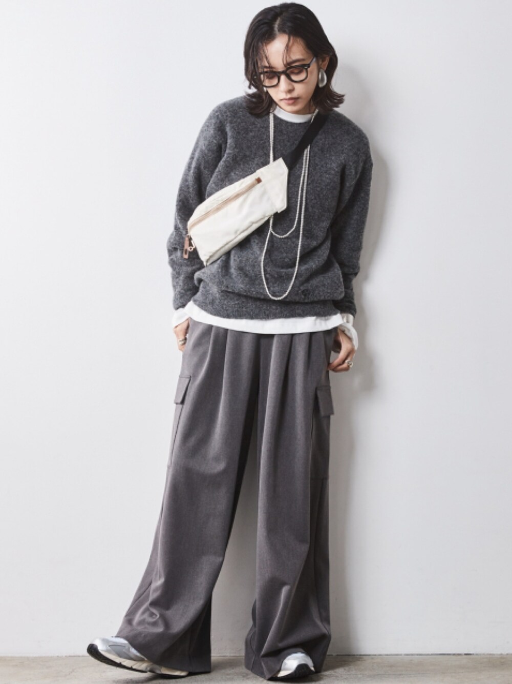 「大きいサイズレディースファッション、モデル、レギュラー、CHIC STYLE、秋コーデ、きれいめカジュアル、Layered、Gray、Rough」｜「CHIC STYLEのタックワイドパンツ シックスタイル（大きいサイズ対応）（スラックス、グレー系）」を使った、nissen Smile Modelsさん（レディース・163cm）の秋コーディネートの1枚目の写真