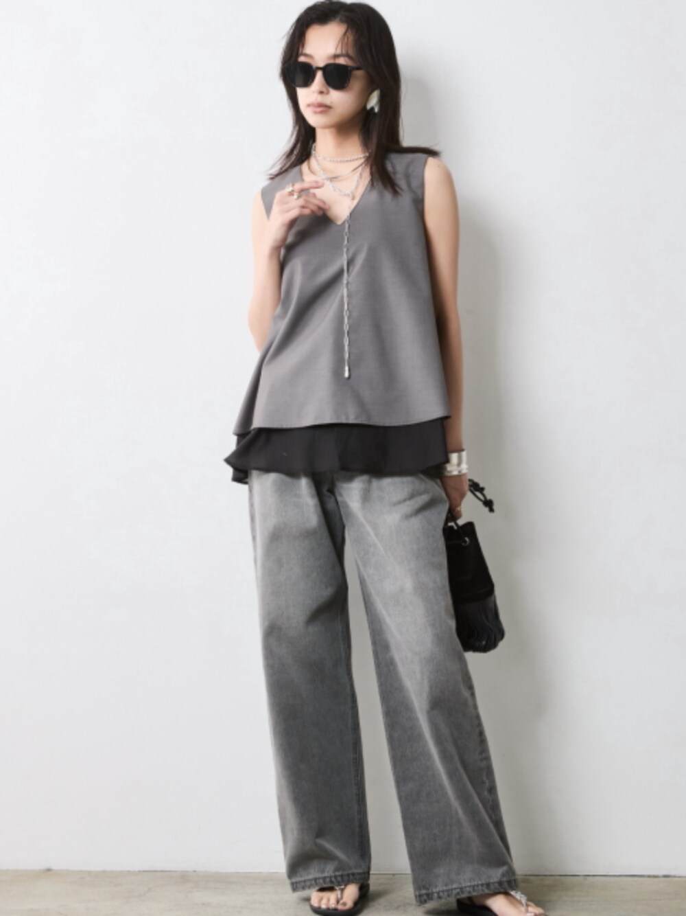 「大きいサイズレディースファッション、モデル、レギュラー、夏コーデ、きれいめカジュアル、CHIC STYLE、Monotone、Denim」｜「CHIC STYLEの大きいサイズ 綿100％タックバギーデニムパンツ シックスタイル（デニムパンツ、グレー系）」を使った、nissen Smile Modelsさん（レディース・163cm）の春コーディネートの1枚目の写真