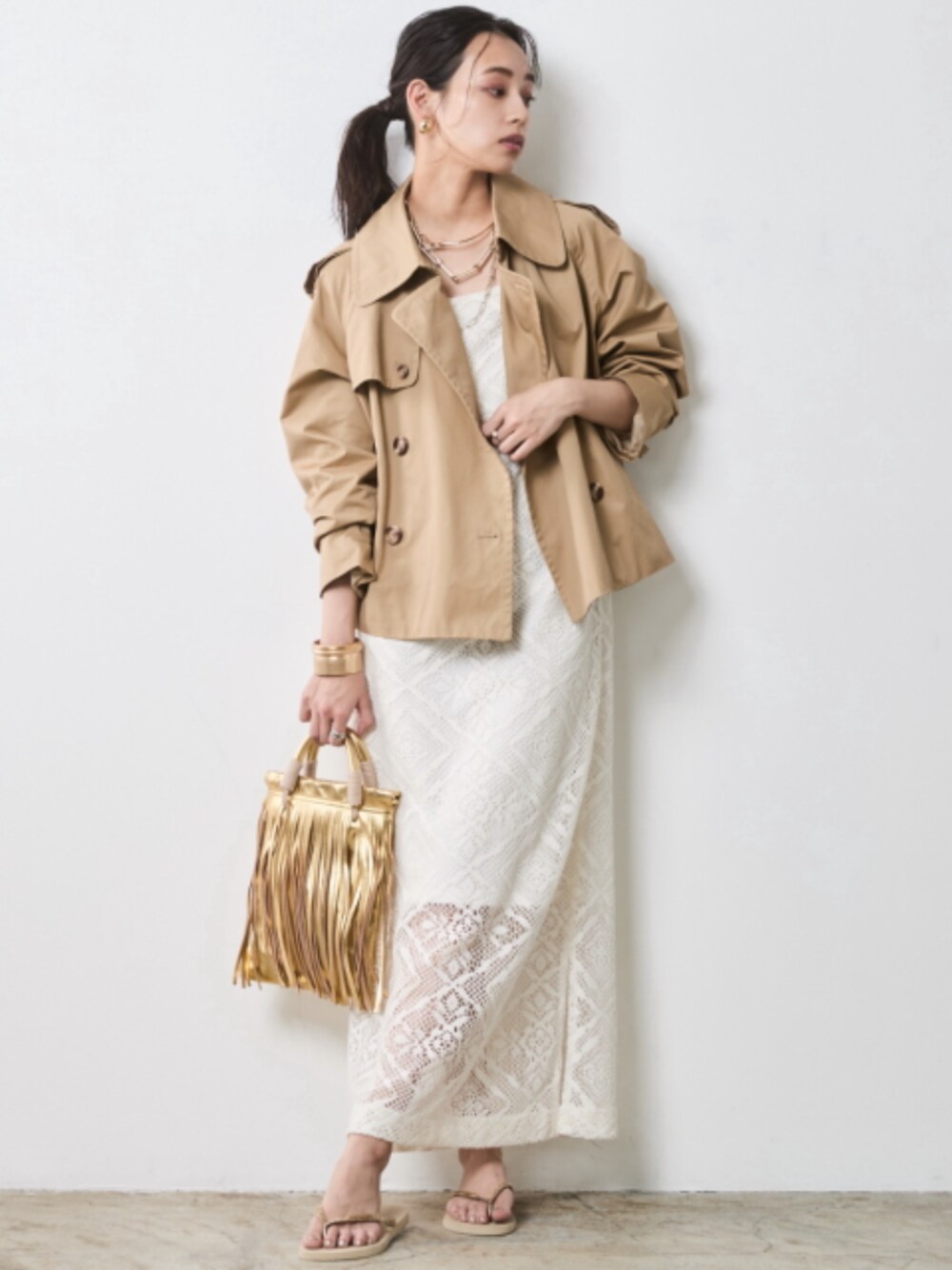 「大きいサイズレディースファッション、モデル、レギュラー、春コーデ、夏コーデ、きれいめカジュアル、CHIC STYLE、Spring Outer、One piece、Race、Pale color」｜「CHIC STYLEの綿100％ショートトレンチコート ＜大きいサイズ有＞シックスタイル　（トレンチコート、ベージュ系）」を使った、nissen Smile Modelsさん（レディース・163cm）の春コーディネートの1枚目の写真
