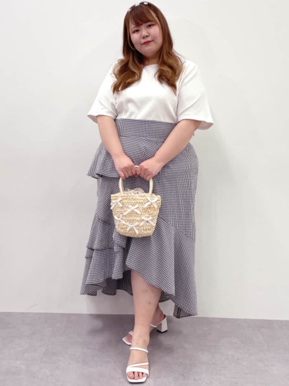 「大きいサイズレディースファッション、モデル、ぽっちゃり、夏コーデ、marun、かわいい、160cm台コーデ」｜「nissenの＜大きいサイズ＞テレコリブ くま刺しゅうＴシャツ marun（Tシャツ/カットソー、ホワイト系）」を使った、nissen Smile Modelsさん（レディース・162cm）の春コーディネートの1枚目の写真