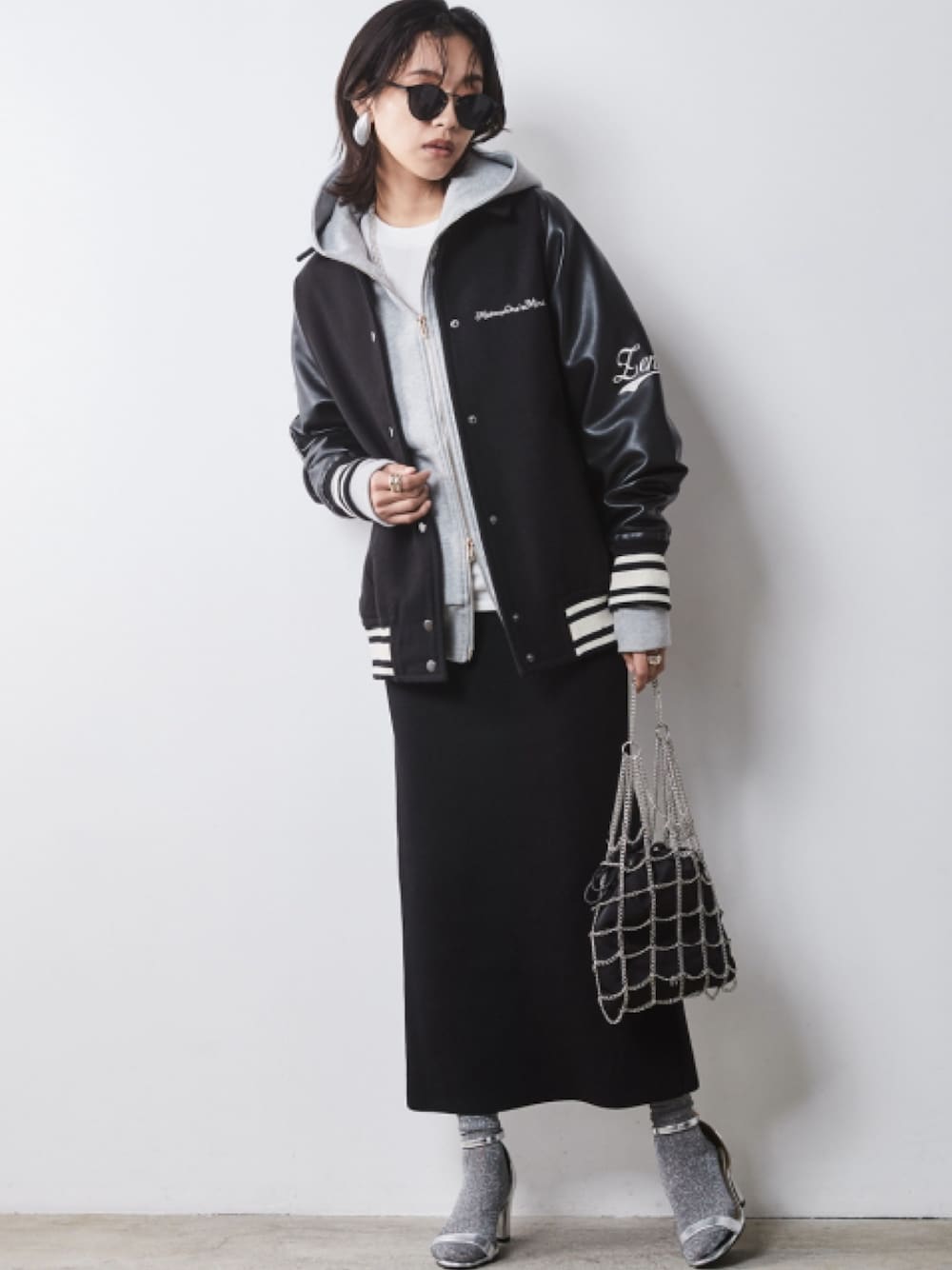 「大きいサイズレディースファッション、モデル、レギュラー、CHIC STYLE、秋コーデ、きれいめカジュアル、hoodie、Outer、Skirt」｜「CHIC STYLEのボンディングパーカー シックスタイル（大きいサイズ対応）（パーカー、グレー系）」を使った、nissen Smile Modelsさん（レディース・163cm）の秋コーディネートの1枚目の写真