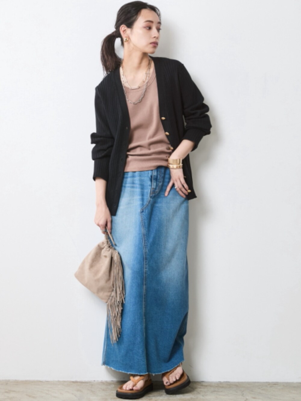 「大きいサイズレディースファッション、モデル、レギュラー、春コーデ、夏コーデ、きれいめカジュアル、CHIC STYLE、Denim Skirt、Denim、Cardigan」｜「CHIC STYLEのライトオンスデニムロングスカート ＜大きいサイズ有＞シックスタイル（デニムスカート、ブルー系）」を使った、nissen Smile Modelsさん（レディース・163cm）の春コーディネートの1枚目の写真