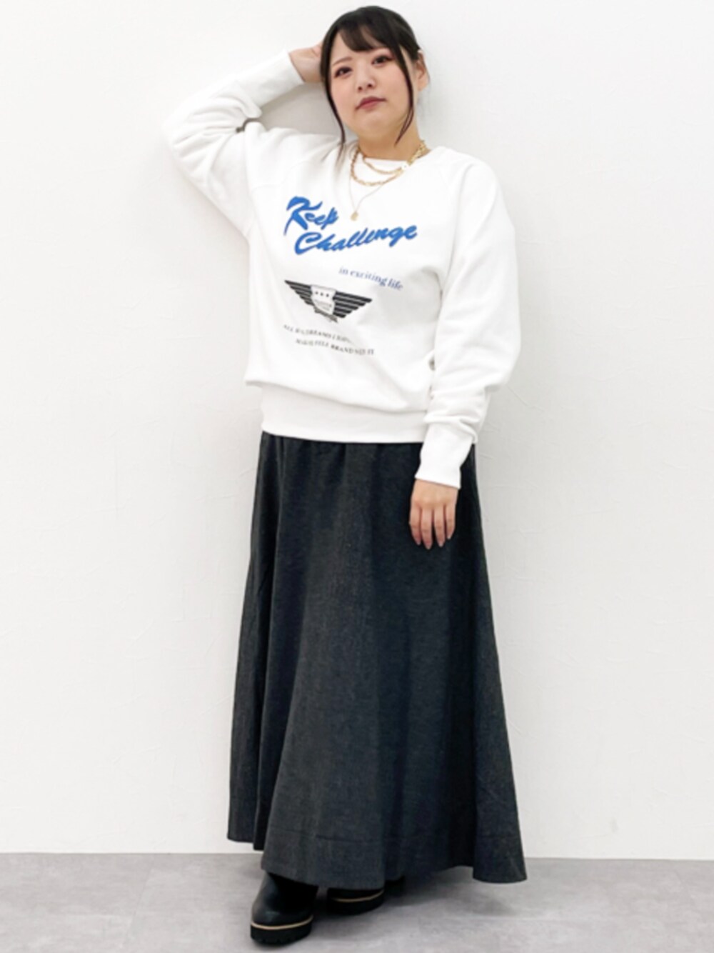 「大きいサイズレディースファッション、モデル、ぽっちゃり、CHIC STYLE、150cm台コーデ」｜「CHIC STYLEの大きいサイズロゴプリント裏起毛トレーナーシックスタイル（スウェット、ホワイト系）」を使った、nissen Smile Modelsさん（レディース・157cm）の秋コーディネートの1枚目の写真