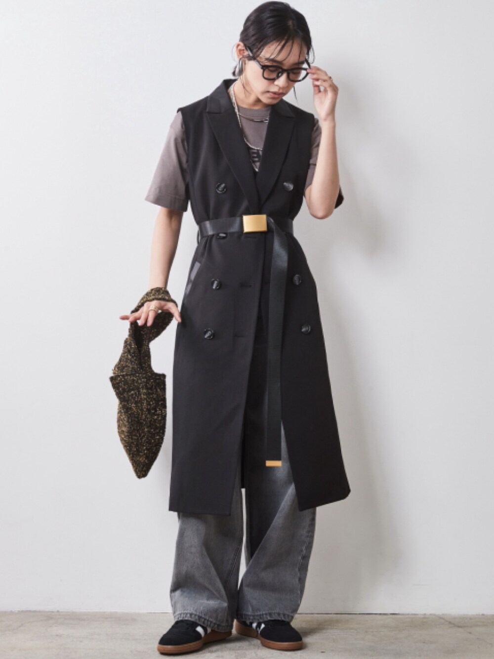 「大きいサイズレディースファッション、モデル、レギュラー、CHIC STYLE、秋コーデ、きれいめカジュアル、Denim、T-shirt、Gray×Black、Layered、Monotone」｜「CHIC STYLEの大きいサイズ 綿100％タックバギーデニムパンツ シックスタイル（デニムパンツ、グレー系）」を使った、nissen Smile Modelsさん（レディース・163cm）の夏コーディネートの1枚目の写真