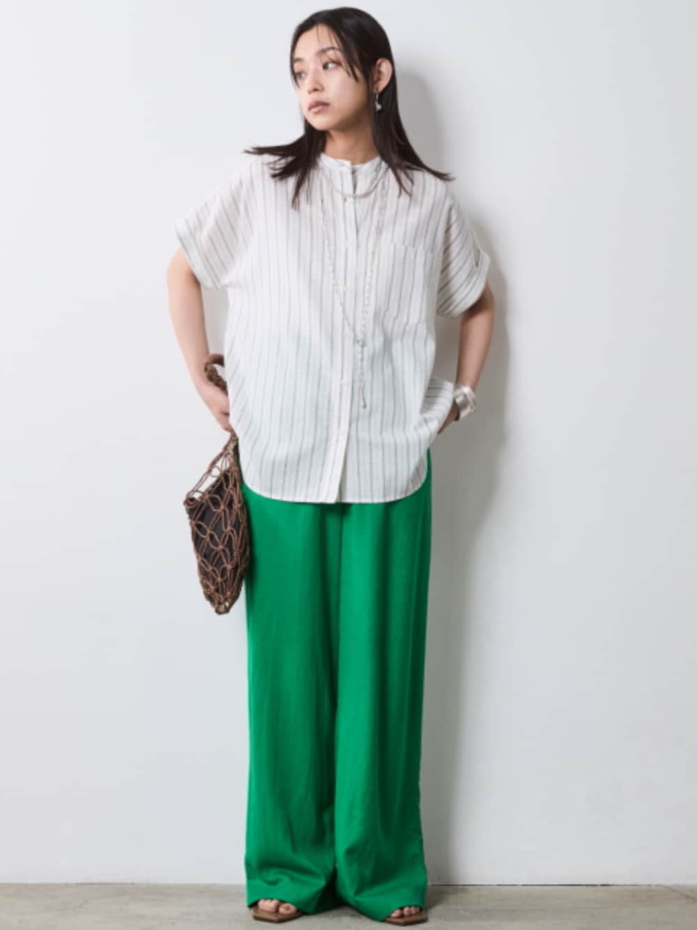「モデル、green、きれいめカジュアル、stripe、夏コーデ、Shirt、レギュラー、大きいサイズレディースファッション、CHIC STYLE」｜「CHIC STYLEの大きいサイズ レーヨン麻リラックスワイドパンツ シックスタイル（その他パンツ、グリーン系）」を使った、nissen Smile Modelsさん（レディース・163cm）の夏コーディネートの1枚目の写真