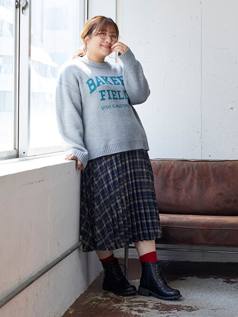 ブラック系のブーツ、グレー系のニット/セーター、ブルー系のスカートを着用したレディースの秋コーディネートの1枚目の写真