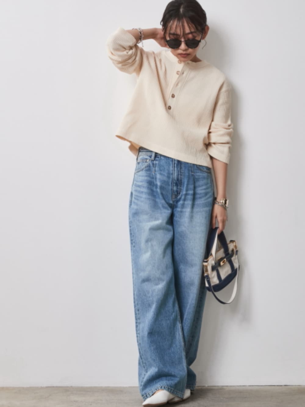 「大きいサイズレディースファッション、モデル、レギュラー、CHIC STYLE、春コーデ」｜「CHIC STYLEの大きいサイズ 綿100％タックバギーデニムパンツ シックスタイル（デニムパンツ、ブルー系）」を使った、nissen Smile Modelsさん（レディース・163cm）の冬コーディネートの1枚目の写真