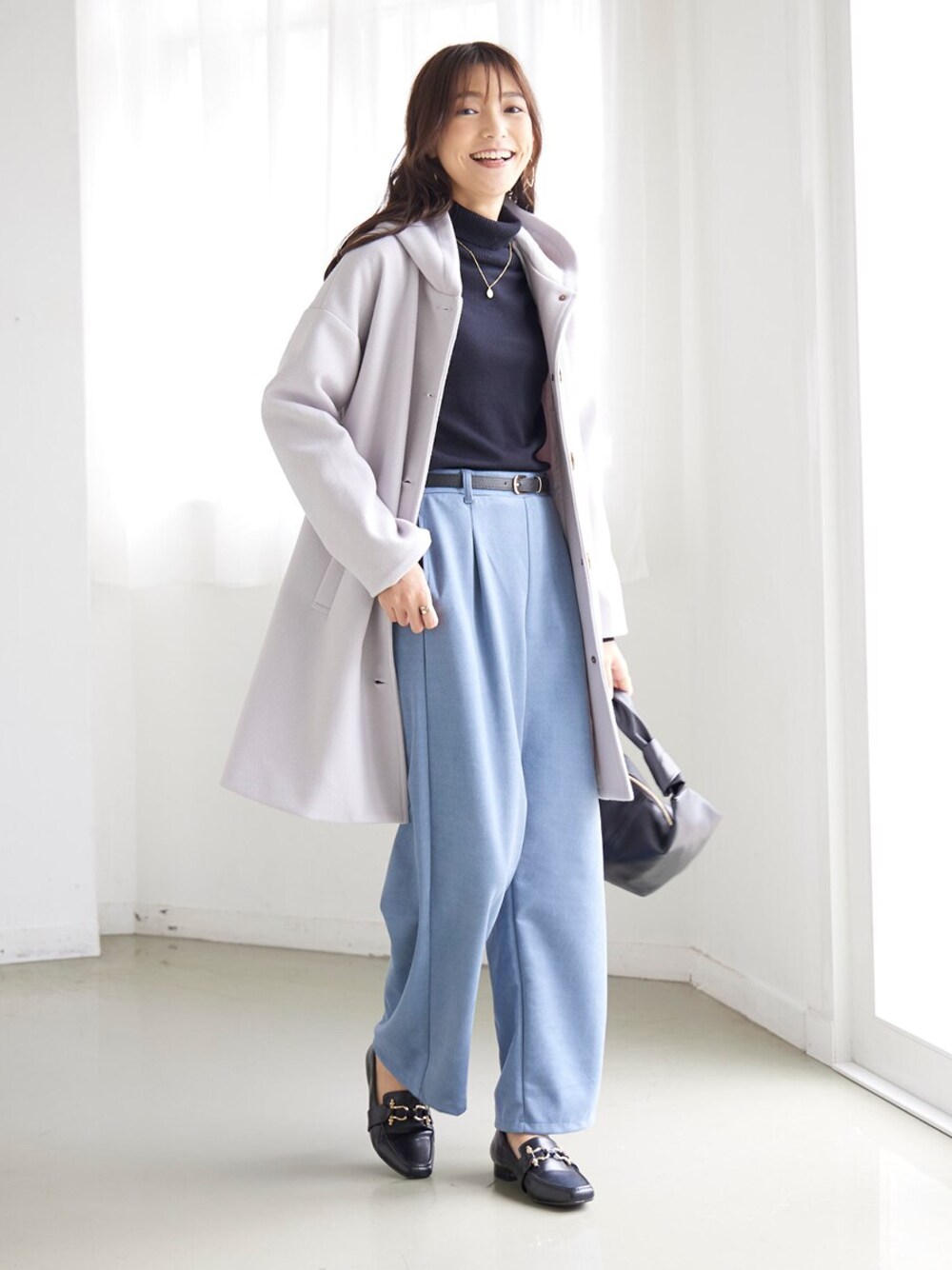 「大きいサイズレディースファッション、モデル、レギュラー、きれいめ」｜「nissenの大きいサイズ綿１００％フライスタートルネックＴシャツ（Tシャツ/カットソー、ブラック系）」を使った、nissen Smile Modelsさん（レディース・170cm）の秋コーディネートの1枚目の写真