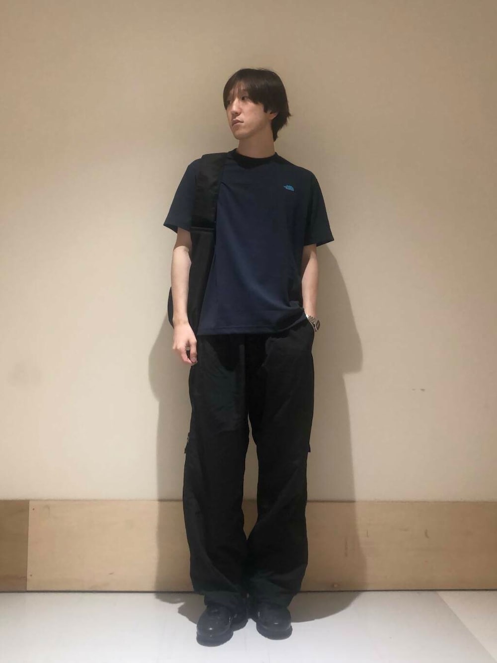 「Tシャツ、THENORTHFACE、ナイロンパンツ」｜「YAKPAKの『別注』YAKPAK×DOORS　SHOULDER BAG（ショルダーバッグ、ブラック系）」を使った、aisakuさん（メンズ・174cm）の春コーディネートの1枚目の写真