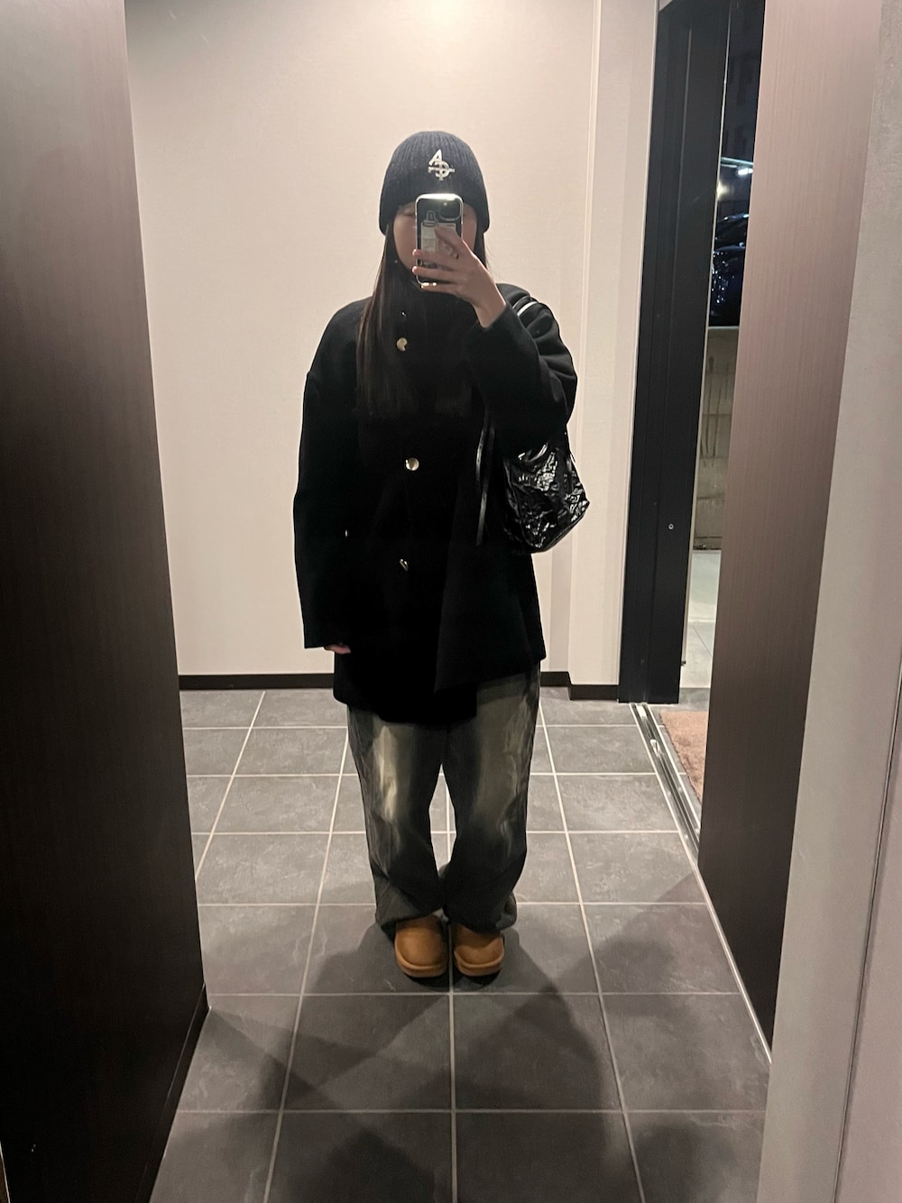 「冬アウター、冬服、休日スタイル、シンプルスタイル、韓国ファッション、ブラック、ストリート、カジュアル、デニム、ニット帽、ムートンブーツ、オトナカジュアル、韓国コーデ、ブラックコーデ、ショルダーバッグ」｜「CHARLES & KEITHのLarkラルククリンクルエフェクトホーボーバッグ（ショルダーバッグ、ブラック系）」を使った、🌷さん（レディース・160cm）の冬コーディネートの1枚目の写真