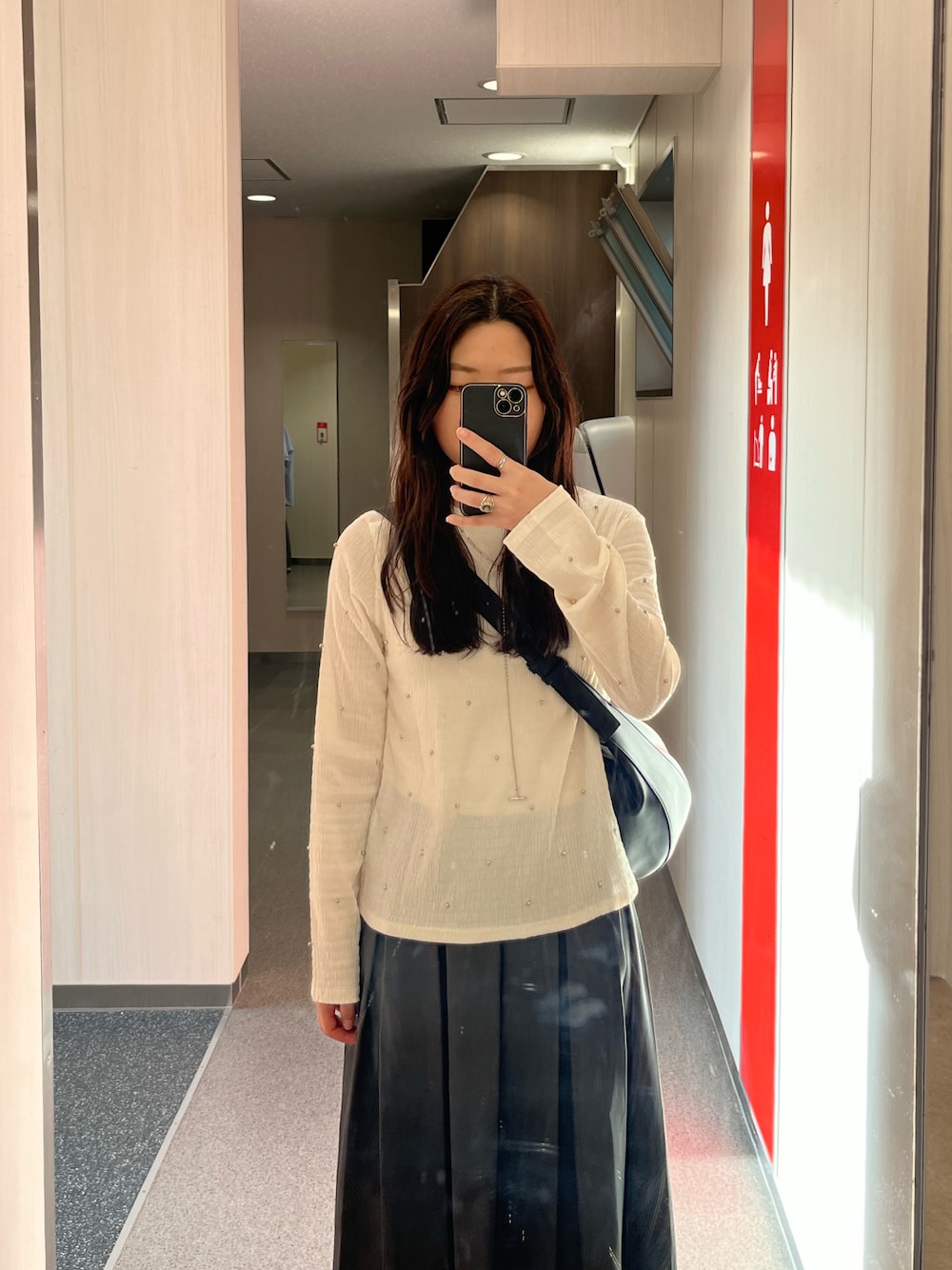 「春服コーデ、オトナカジュアル、シンプルコーデ、大人かわいい、スカート、グレー、プリーツスカート、シースルー、大人フェミニン、モノトーン、大人コーデ、ホワイト、ショルダーバッグ」｜「MAISON DE THERESEのプリーツスカート（スカート、グレー系）」を使った、🌷さん（レディース・160cm）の春コーディネートの1枚目の写真