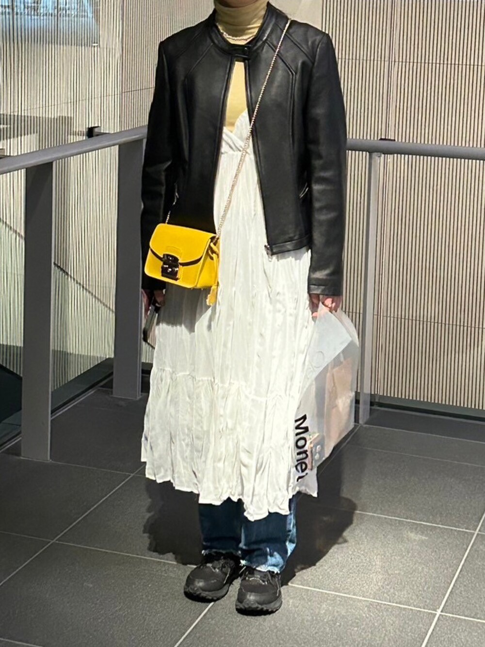 「春のおしゃ見えテクニック、春ファッション、休日スタイル、スニーカーコーデ、レイヤードスタイル、イエロー、大人ガーリー、ジャケット、デニム、きれいめカジュアル、オトナカワイイ、レザージャケット、ミニバッグ、ショルダーバッグ、キャミワンピ」｜「Amuletのワッシャー加工キャミソールワンピ―ス（ワンピース、ホワイト系）」を使った、🌷さん（レディース・160cm）の春コーディネートの1枚目の写真