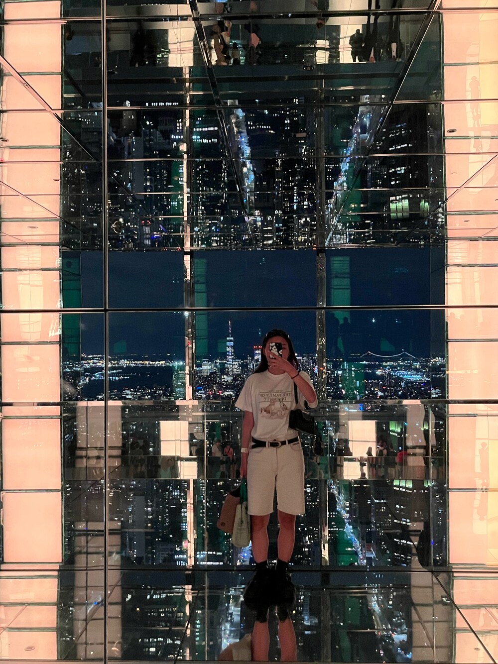 「シンプルスタイル、モノクロコーデ、モノトーン、旅行、キレイめカジュアル、ホワイトコーデ、ハーフパンツ、夏コーデ、Tシャツ、いいね返し、おしゃれさんと繋がりたい」｜「Firsthandのアイテム（Tシャツ/カットソー、ホワイト系）」を使った、🌷さん（レディース・160cm）の夏コーディネートの1枚目の写真