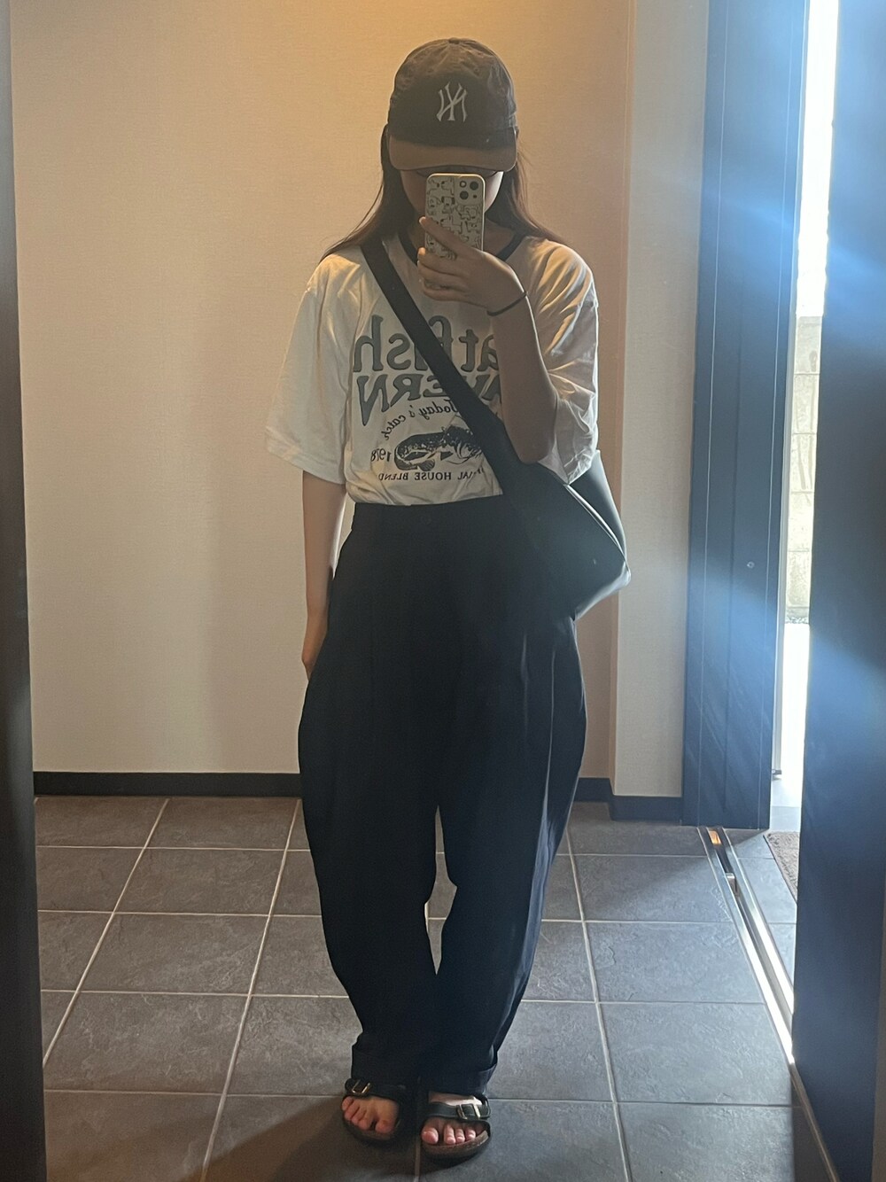 「古着、Tシャツ、カジュアル、カジュアルコーデ、シティガール、リラックススタイル、ゆるコーデ、シンプルスタイル、ロゴT、キャップ、夏だ！Tシャツ着よう！、ラクチンコーデ」｜「FREAK'S STOREのアイテム（パンツ、ブルー系）」を使った、🌷さん（レディース・160cm）の夏コーディネートの1枚目の写真