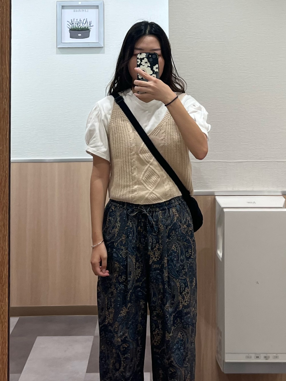 「大人カジュアル、ペイズリー、おしゃれさんと繋がりたい、シンプル、カジュアルコーデ、ラクチンコーデ、ゆるコーデ、フォロー返します、ラフ」｜「FREAK'S STOREのペイズリー柄イージーパンツ（その他パンツ、ブルー系）」を使った、🌷さん（レディース・160cm）の秋コーディネートの1枚目の写真