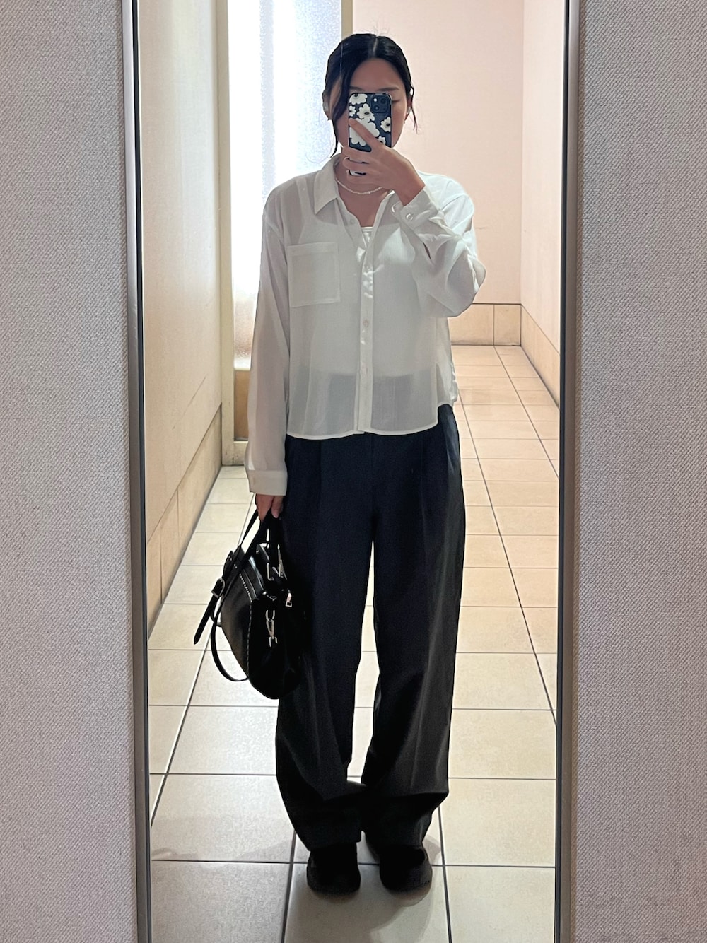 「秋服まるっと大公開、秋、きれいめカジュアル、シンプル、スラックス、シースルー、プチプラ、キレイめ、お洒落さんとつながりたい、今日のコーデ、カジュアル、大人ファッション、プチプラコーデ、ユニクロ、GU」｜「BEAUTY&YOUTH UNITED ARROWSのアイテム（ショルダーバッグ、ブラック系）」を使った、🌷さん（レディース・160cm）の秋コーディネートの1枚目の写真