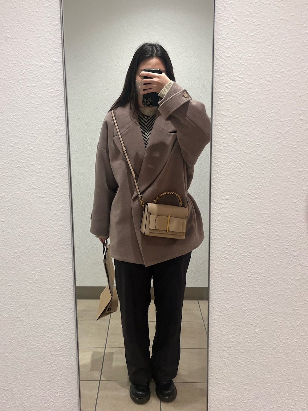 「冬ファッション、きれいめカジュアル、オトナ女子、パンツコーデ、休日スタイル、アウター、コート、スラックス、ショルダーバッグ、ベージュ、キレイめ、ニット」｜「mysticのアイテム（スラックス、パープル系）」を使った、🌷さん（レディース・160cm）の冬コーディネートの1枚目の写真