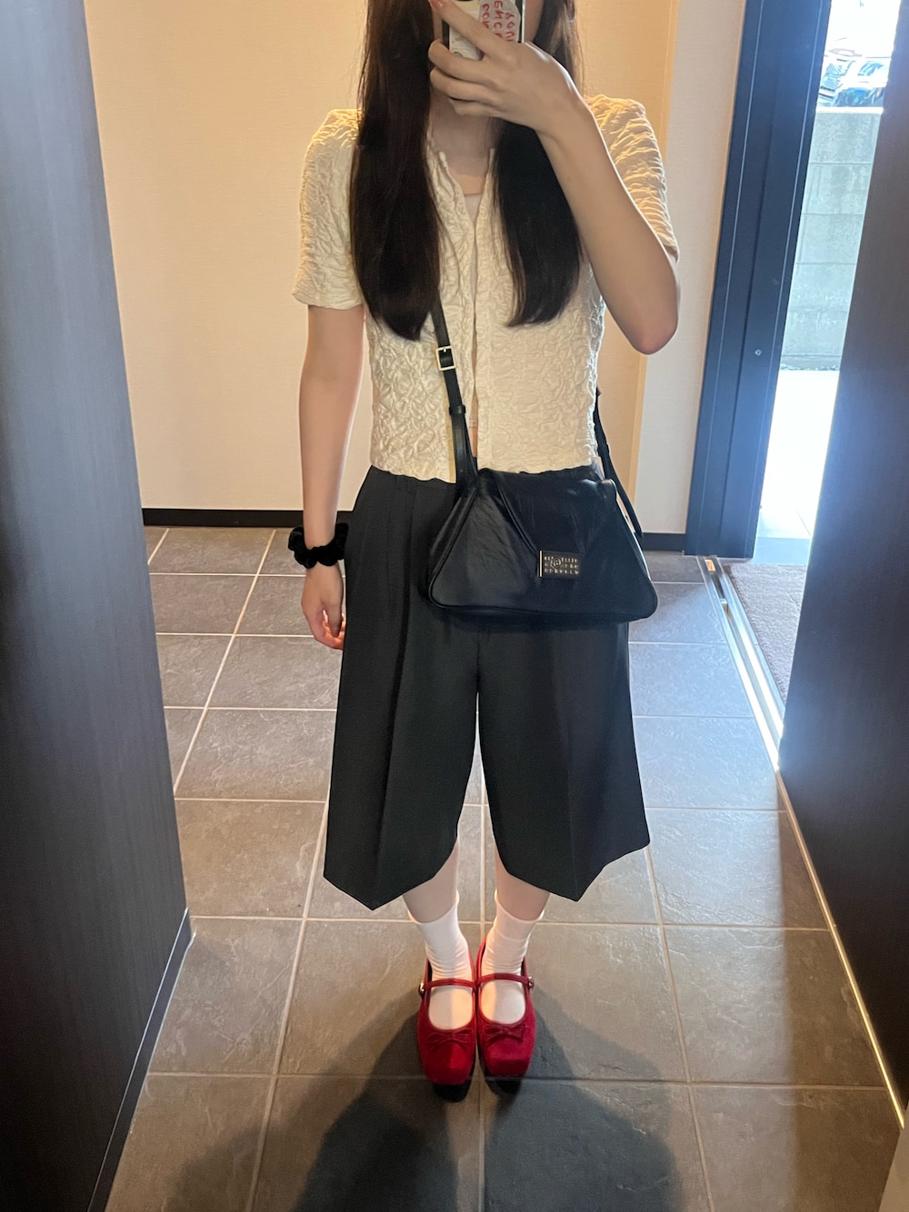 「夏ルックで気分アップ、パンプス、赤、ハーフパンツ、きれいめカジュアル、キレイめ」｜「Re:EDITのリボン付スクエアトゥバレエシューズ（パンプス、レッド系）」を使った、🌷さん（レディース・160cm）の夏コーディネートの1枚目の写真