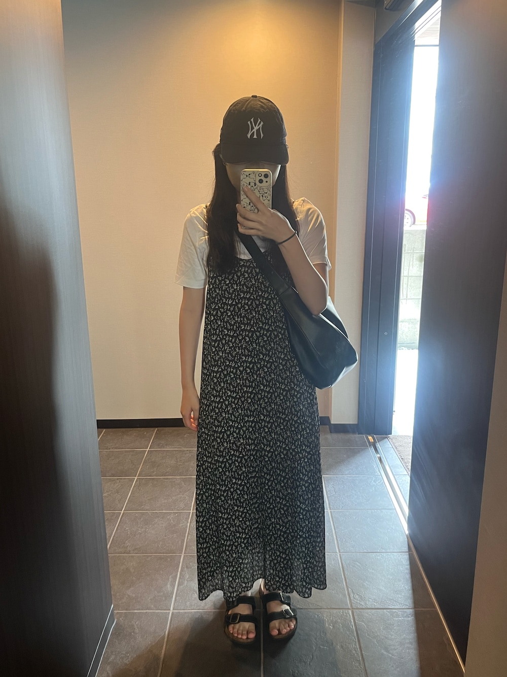 「休日スタイル、ゆるコーデ、キャミワンピ、楽チンコーデ、キャップ、カジュアル、リラックススタイル、おしゃれさんと繋がりたい、サマースタイル、ブラック、サンダルコーデ、ワンピーススタイル」｜「LOWRYS FARMのアイテム（ワンピース/ドレス、ブラック系）」を使った、🌷さん（レディース・160cm）の夏コーディネートの1枚目の写真